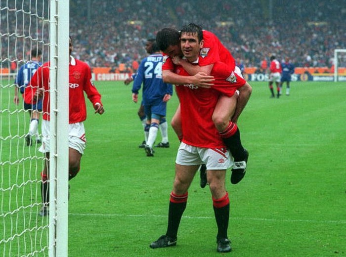 Yếu tố “clutch”: Cantona 10 – Van Persie 9.5. “King Eric” đã rất nhiều lần ghi bàn trong những tình thế khó khăn, mà tiêu biểu là màn lội ngược dòng 3-3 trước Sheffield Wednesday trong ngày Lễ tặng quà năm 1992, hay chuỗi 10 trận thắng liên tiếp trong mùa giải 1995/96 mà Man Utd rất hay thắng 1-0 nhờ bàn thắng của Cantona. Trong khi đó Van Persie đã thể hiện yếu tố clutch ở mùa giải này. Anh đã 8 lần ghi bàn cho Man Utd từ các phút 75 trở đi, và anh đã 5 lần ghi bàn ấn định tỷ số trong các trận đấu mà Quỷ Đỏ thắng với cách biệt 1 bàn.